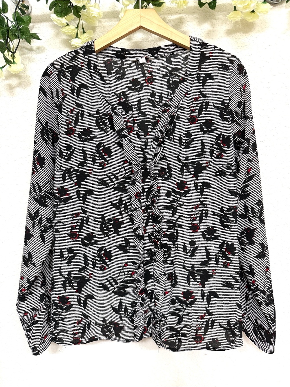 Candie’s • Black White Red Abstract Floral Ruffle Button Down Blouse Size Large
